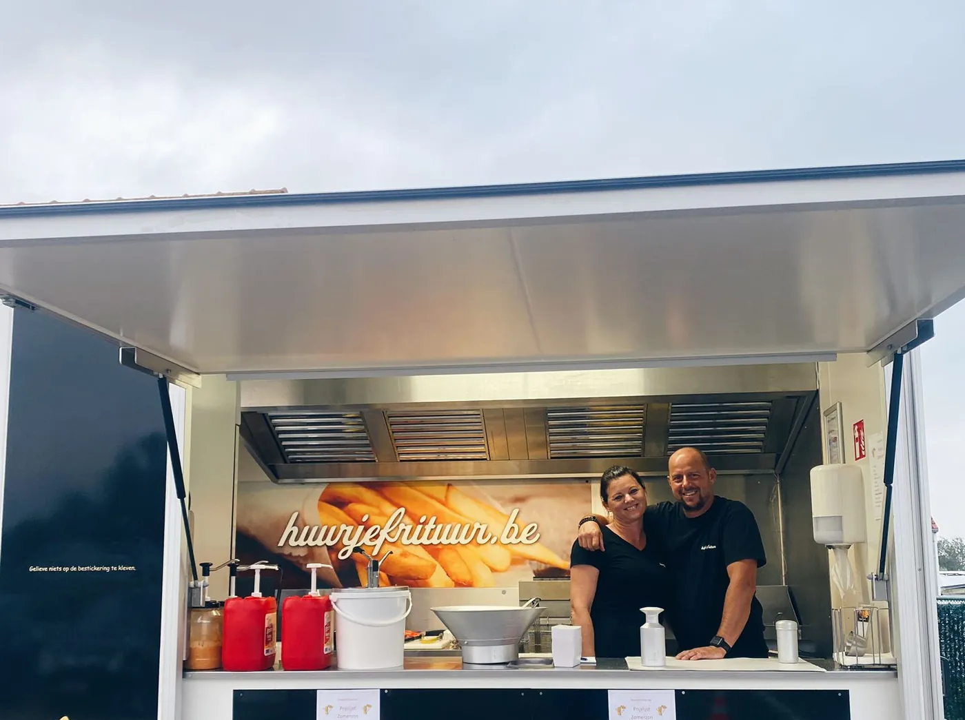 Ann en Kurt samen aan de toonbank van de foodtruck