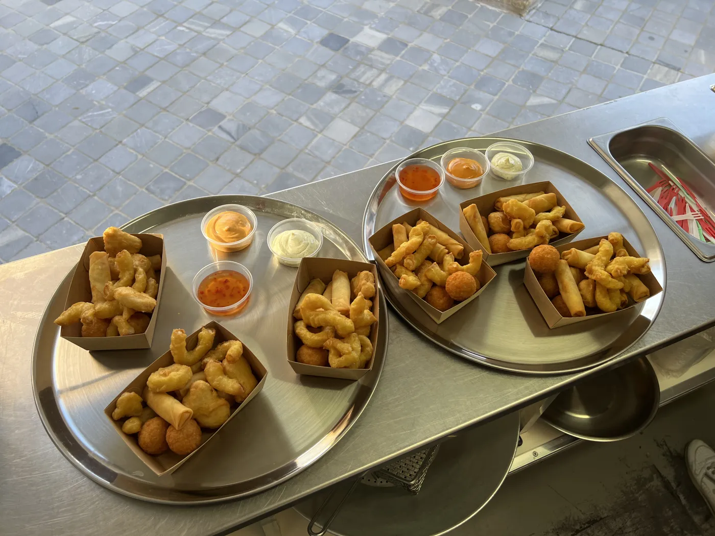 Schalen met aperohapjes en sausjes