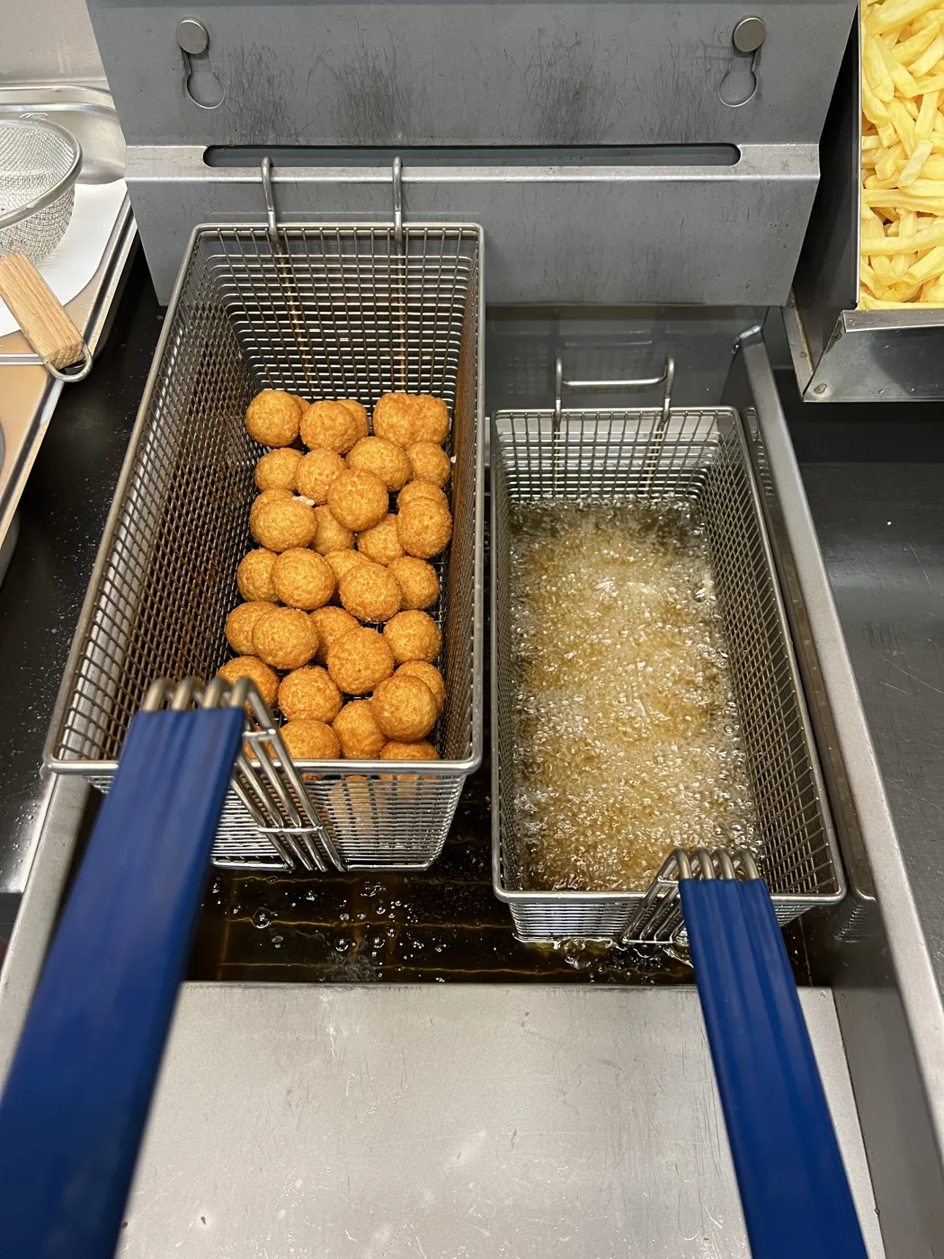Kroketjes en frieten in de friteuse