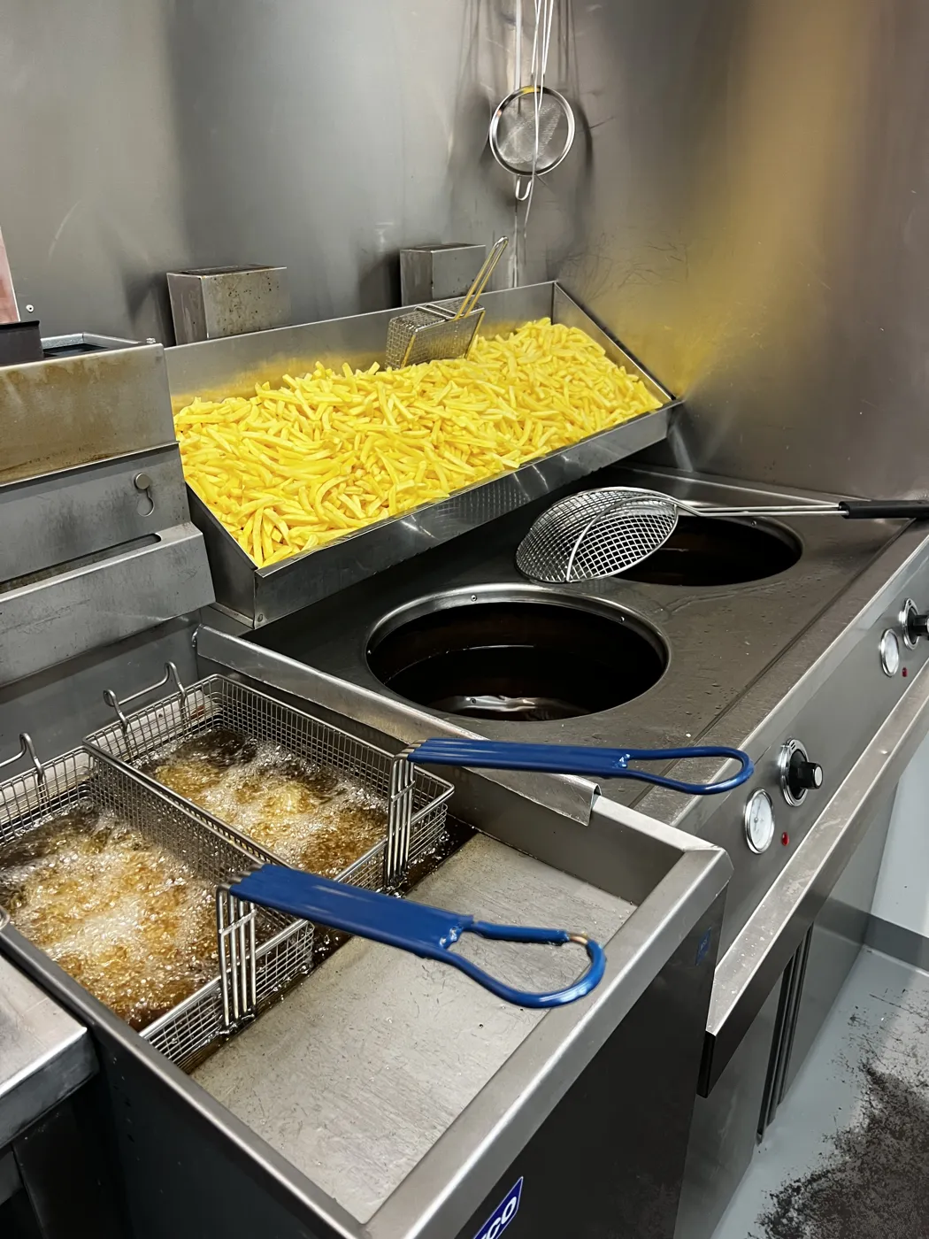 Verse frieten en snacks in de friteuses van de foodtruck