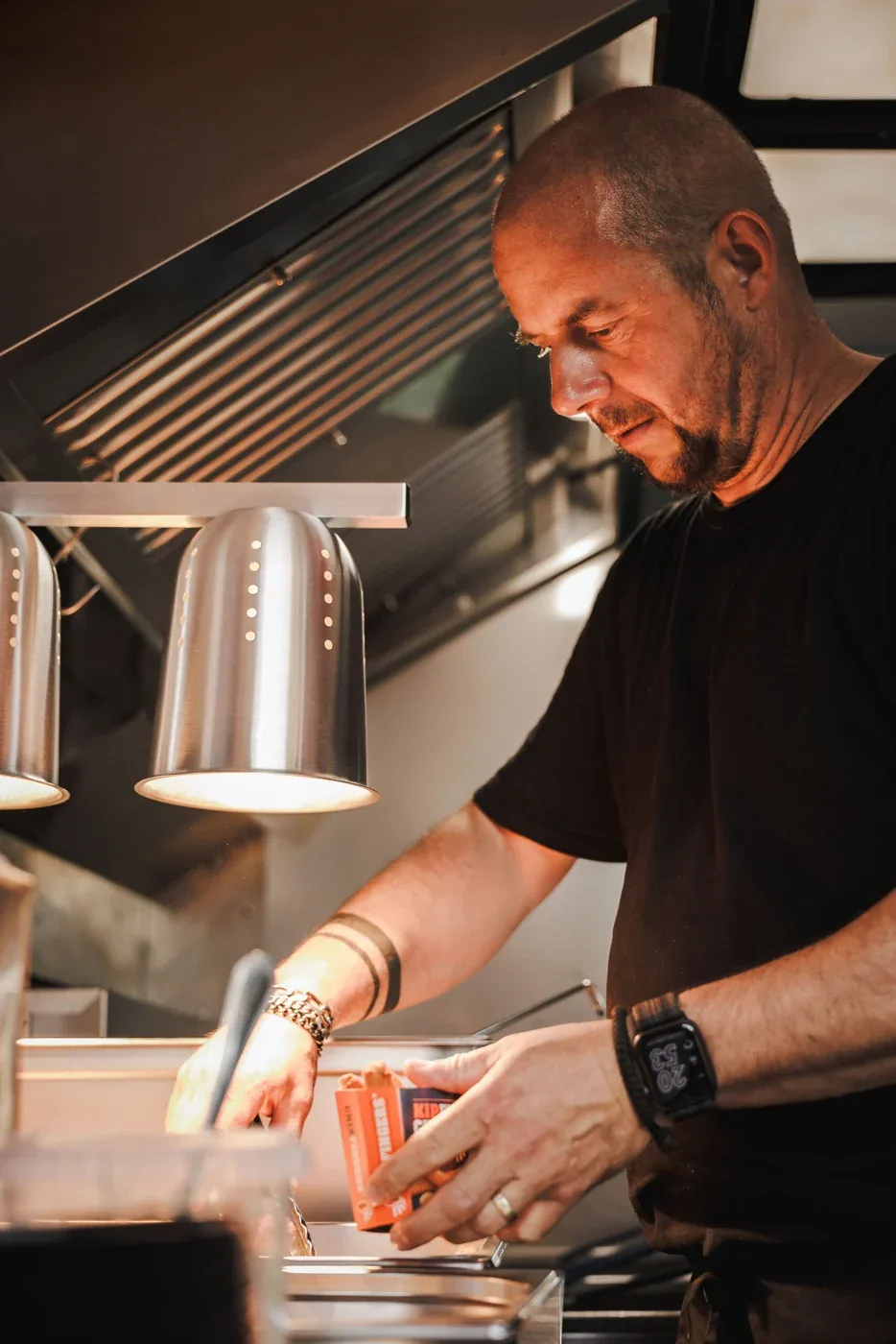 Kurt bakt verse frieten in de foodtruck