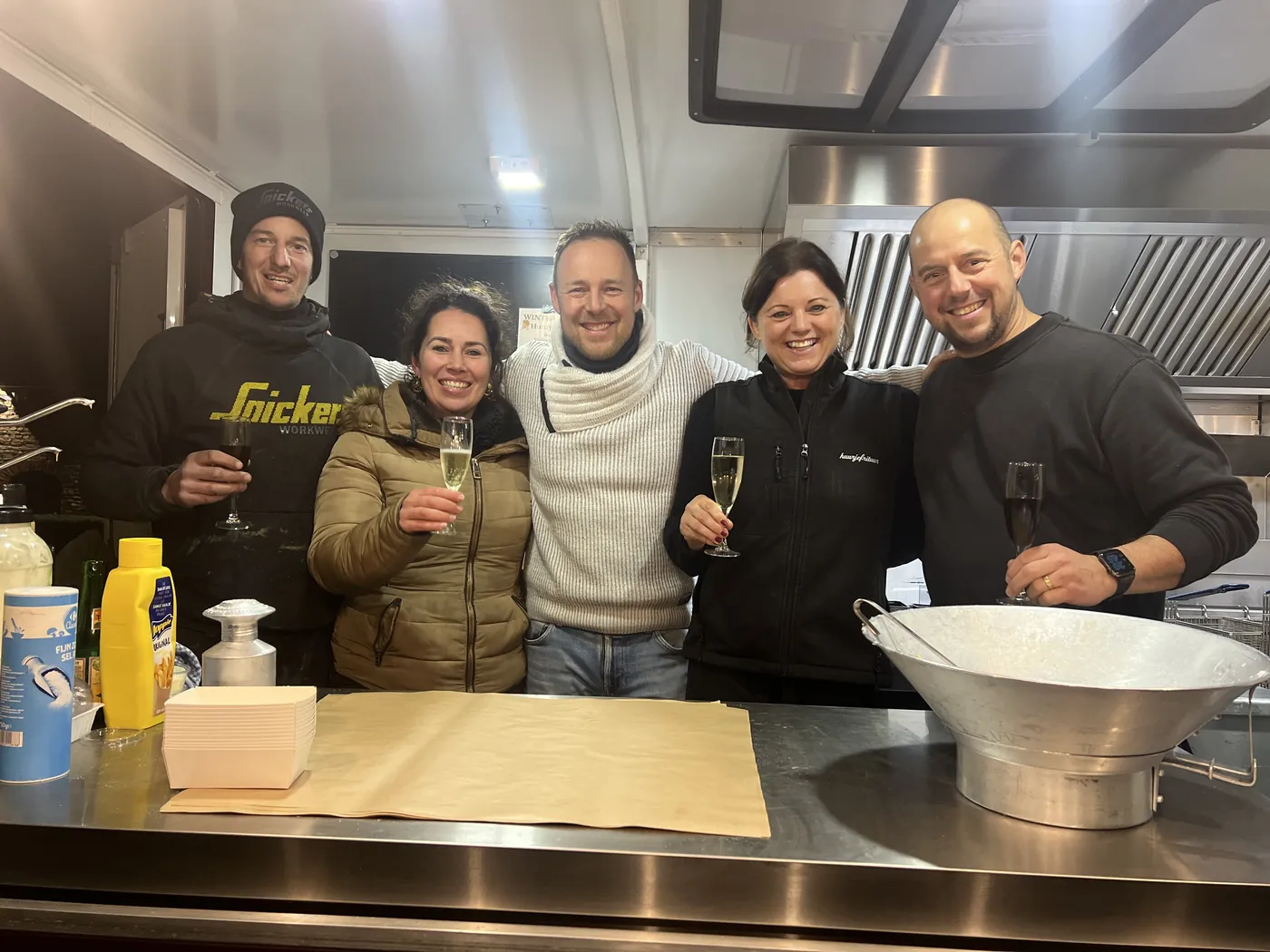 Kurt, Ann en hun team klinken samen in de foodtruck